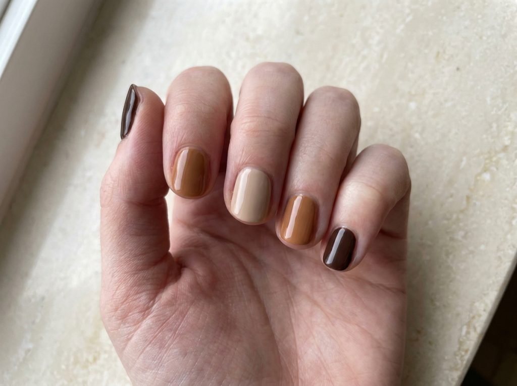 Deep brown, caramel and beige create a balanced autumn manicure.